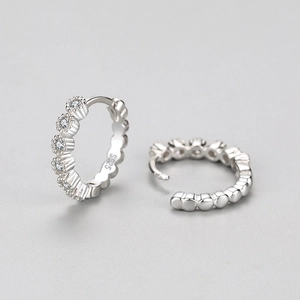 Élégantes créoles en argent 925 avec zircons pavés et design à bords dentelés ondulés