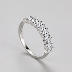 Bague minimaliste en argent sterling S925 avec des pierres de zircone carrées brillantes