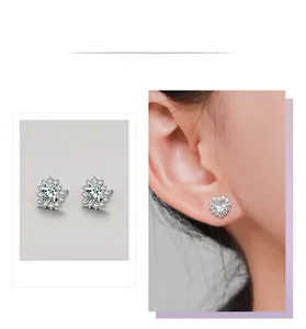 Vue détaillée des boucles d'oreilles fleurs en argent 925 avec zircons brillants