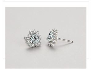 Détail de boucles d'oreilles halo en argent S925 avec zirconiums brillants
