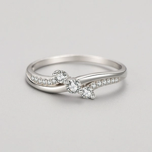 Klassischer S925 Sterlingsilber Ring mit drei Steinen und funkelndem Pavé-Besatz