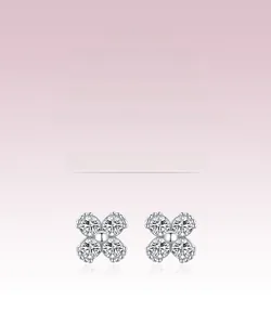 Dettaglio di orecchini a fiore a quattro petali in argento S925 con pavé di zirconi