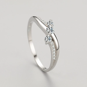 Klassischer Ring aus 925er Sterlingsilber mit geschwungenen Linien und funkelndem Besatz