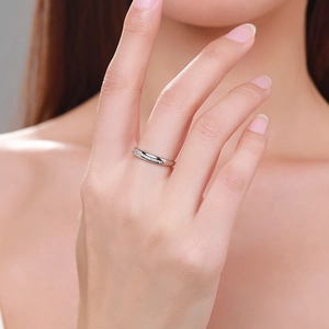 Bague géométrique en argent s925 avec diamants sertis rail sur une main de femme