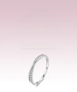 Gros plan sur la bague en argent S925 avec anneau torsadé et zircons sertis pavé brillants