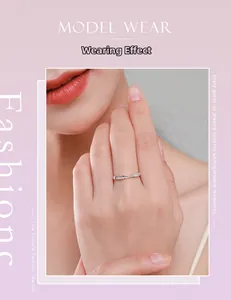Gros plan d'une bague entrelacée en argent S925 sertie de micro-diamants au doigt