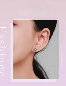 Gros plan sur d'élégantes boucles d'oreilles carrées pavées portées par un mannequin