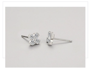 Dettaglio macro degli orecchini a fiore in argento S925 con zirconi cubici brillanti