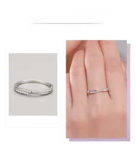 Détail d'une bague torsadée en argent S925 avec zircons et portée par un mannequin