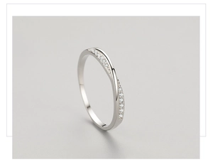Détail macro d'une bague infini en argent S925 avec micro-pavé de diamants délicats