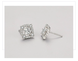 Gros plan sur les puces d'oreilles carrées en argent S925 avec sertissage à griffes