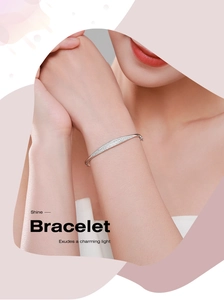 Dettaglio dell'elegante bracciale in argento S925 con micro-pavé di zirconi lucenti