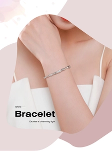 Gros plan détaillé d'un bracelet argenté ondulé avec accents de zircone sur un poignet féminin