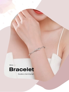 Gros plan du bracelet noeud en argent montrant le sertissage de zircons et texture métal
