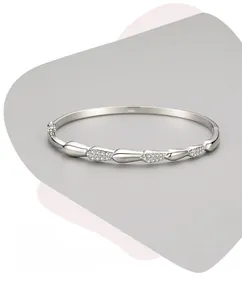 Détail du bracelet en argent S925 poli avec des maillons sertis de zircons brillants