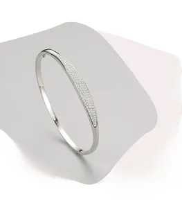Dettaglio di un bracciale rigido in argento con pavé di zirconi bianchi sulla sommità