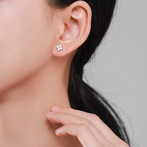 Orecchini a lobo a fiore a quattro petali in argento S925 con zirconi su modella