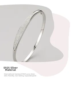 Dettaglio del bracciale in argento sterling S925 con zirconi scintillanti micro-incastonati