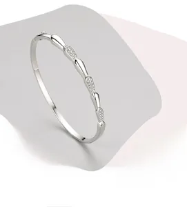 Gros plan du bracelet en argent avec cristaux scintillants et design style bambou