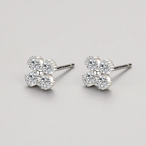 Eleganti orecchini a fiore in argento s925 con zirconi su sfondo grigio opaco