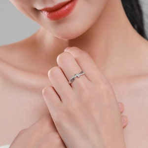 Elegant S925 sterling silver double-layered knotted ring with sparkling cubic zirconia
