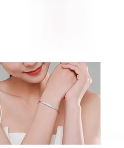 Primo piano del bracciale in argento S925 con diamanti pavé sul polso di una modella