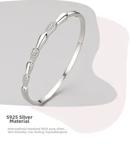 Gros plan détaillé du bracelet en argent sterling S925 serti de zircons scintillants