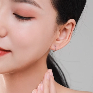 Orecchini geometrici minimalisti in argento s925 con design a torsione su modella