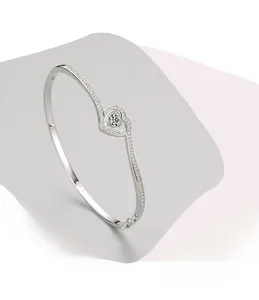 Détail macro du bracelet cœur en argent massif S925 serti de zircons scintillants