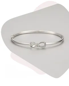 Gros plan du bracelet nœud en argent 925 poli avec micro-pavage de zircons blancs brillants