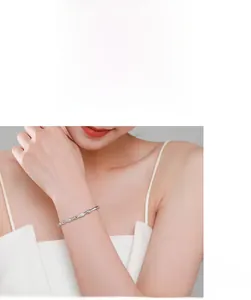 Gros plan d'un bracelet en argent S925 au design torsadé avec diamants sur un mannequin