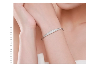 Vista dettagliata di un elegante bracciale in argento S925 con zirconi su una modella