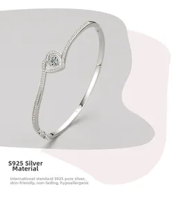 Vue détaillée du bracelet cœur en argent sterling S925 avec diamants scintillants