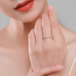 Bague élégante en argent sterling S925 avec design torsadé et ligne de pavé étincelant femme