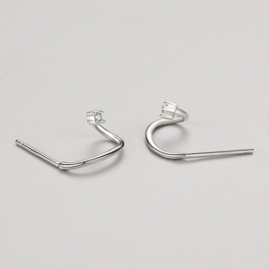 Orecchini a gancio minimalisti in argento S925 con un piccolo zircone incastonato