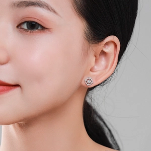 Boucles d oreilles carrées en argent sterling S925 avec cristaux portées par un mannequin