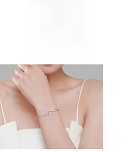 Détail du bracelet cœur en argent s925 avec pavé de diamants étincelants sur le poignet