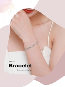 Vue rapprochée du bracelet bulles en argent s925 serti de zircons brillants sur le poignet