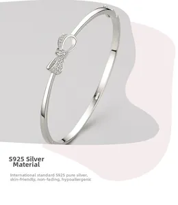 Détail macro du bracelet noeud en argent sterling S925 avec zircons cubiques brillants