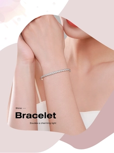 Détail du bracelet torsadé en argent S925 serti de zircons cubiques scintillants