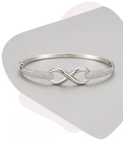 Vue détaillée du bracelet infini en argent S925 avec zircons sur fond géométrique moderne