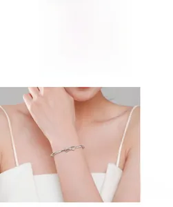 Détail du bracelet noeud en argent s925 avec micro-cristaux porté sur un poignet féminin