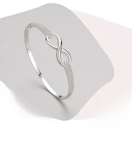 Vue détaillée du bracelet infini en argent avec sertissage micro-pavé sur fond bicolore