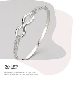 Détail macro du bracelet infini en argent S925 avec sertissage de zircons brillants