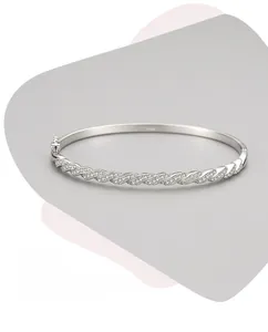 Gros plan détaillé du bracelet en argent S925 torsadé avec pavage de zircons étincelants