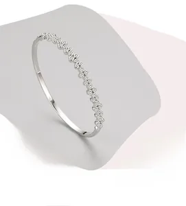 Détail du bracelet en argent S925 avec zircons incrustés et design de bulles élégant