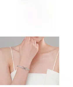 Détail du bracelet infini en argent S925 avec zircons scintillants sertis en pavé