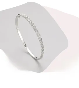 Gros plan détaillé du bracelet torsadé en argent s925 avec incrustation de zircons