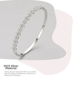 Gros plan du bracelet bulle en argent 925 avec zircons ronds brillants incrustés