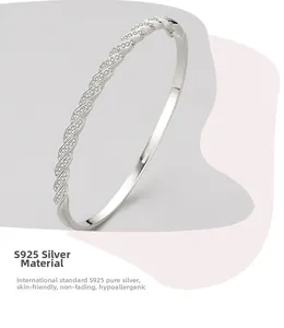 Détail du bracelet torsadé en argent 925 avec zircons brillants et design raffiné